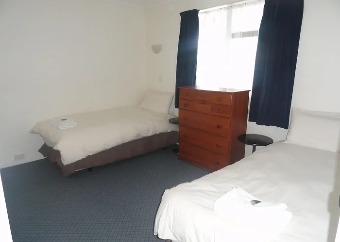 Hawks Inn Motel